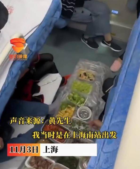 乘客自带一桌饭菜在火车硬卧聚餐